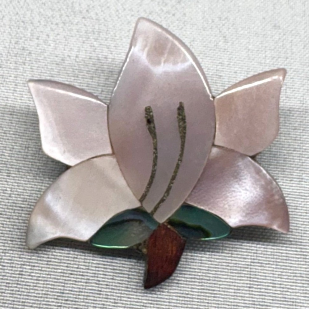 Vintage Water Lily Flower Brooch Pin Women Pink MOP Good Abalone Shell Pendant